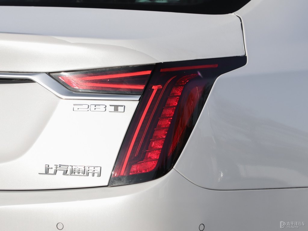 珍珠白凱迪拉克CT6車尾外觀圖片