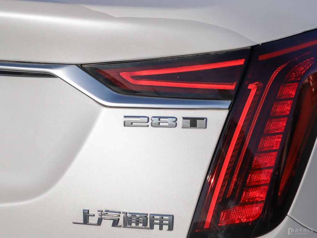 珍珠白凱迪拉克CT6車尾外觀圖片