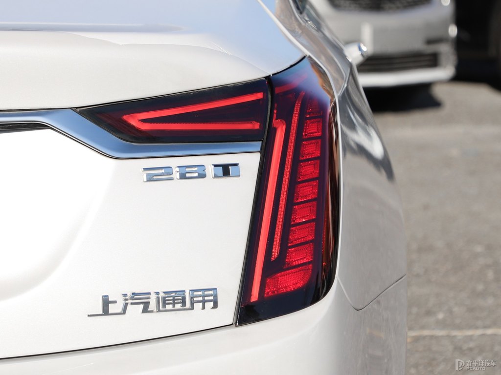珍珠白凱迪拉克CT6車尾外觀圖片