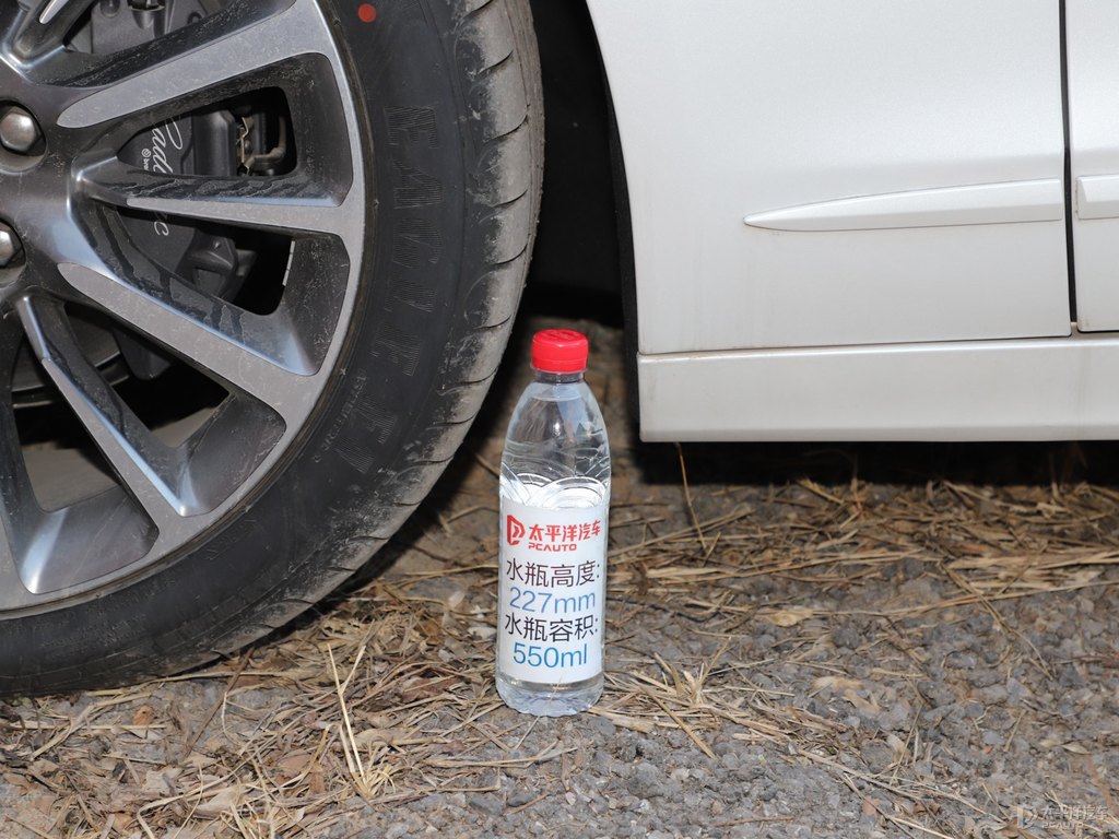 珍珠白凱迪拉克CT6車身外觀圖片