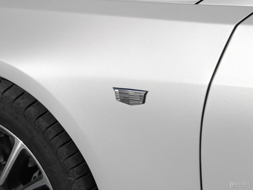 珍珠白凱迪拉克CT6車身外觀圖片