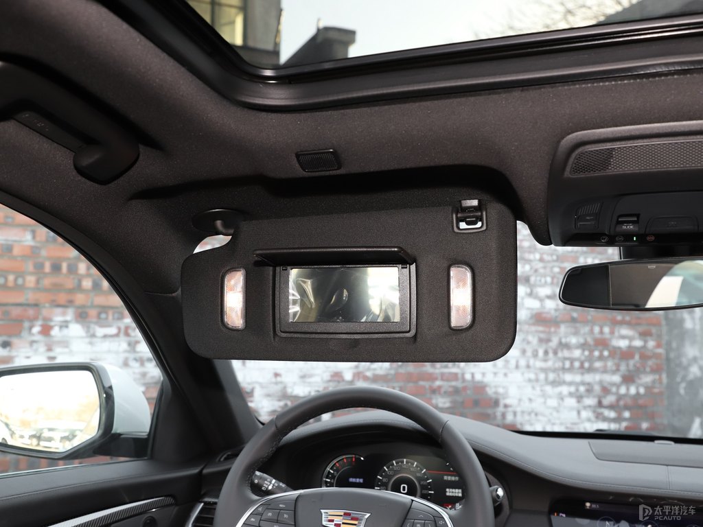 珍珠白凱迪拉克CT6車廂內(nèi)飾圖片