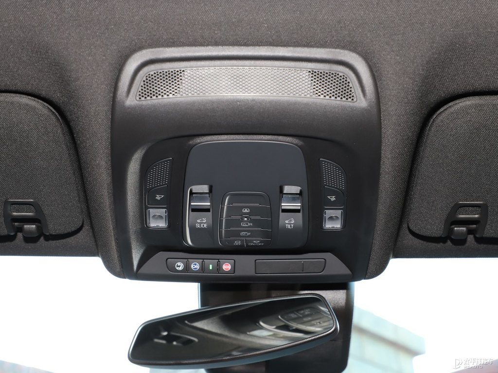 珍珠白凱迪拉克CT6車廂內(nèi)飾圖片