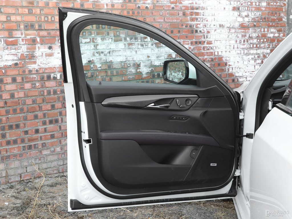 珍珠白凱迪拉克CT6車廂內(nèi)飾圖片