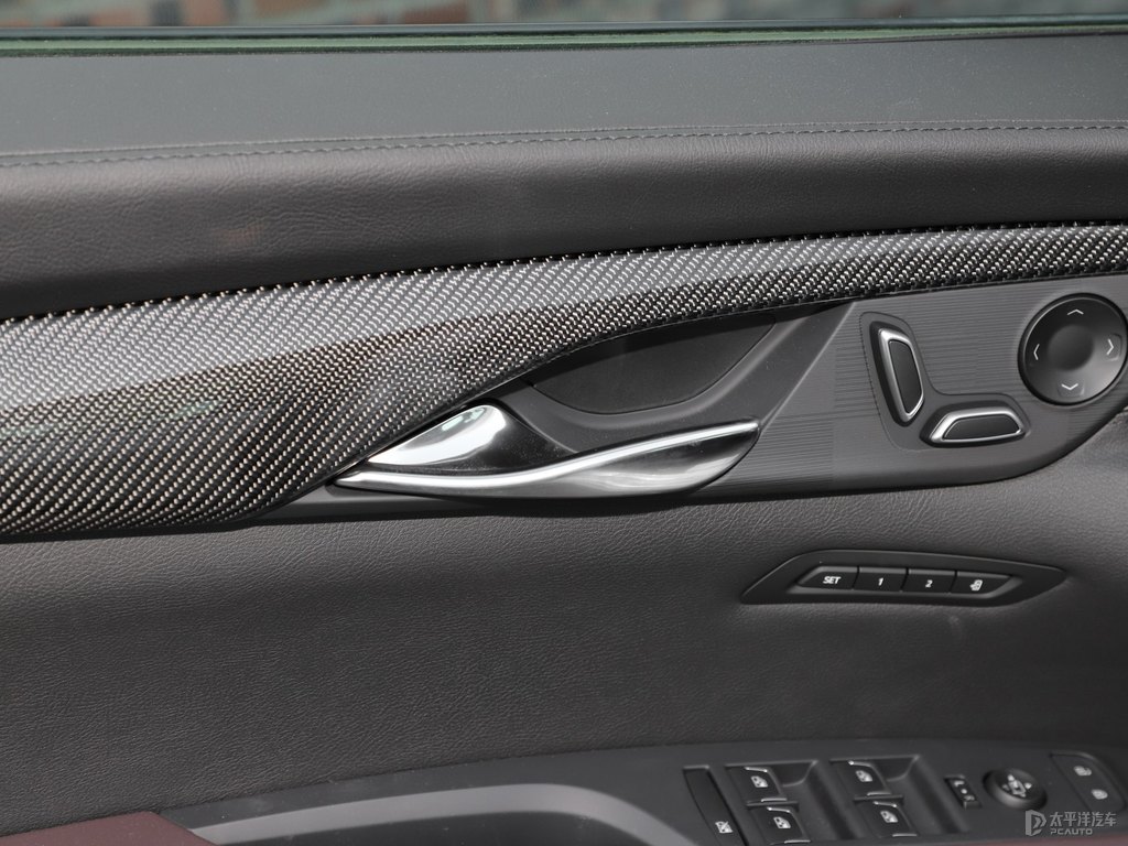 珍珠白凱迪拉克CT6車廂內(nèi)飾圖片