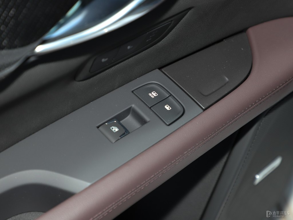 珍珠白凱迪拉克CT6車廂內(nèi)飾圖片