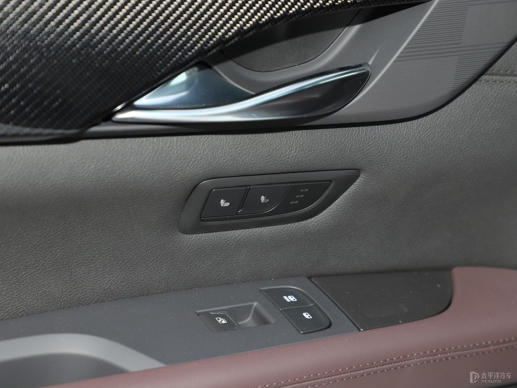 珍珠白凱迪拉克CT6車廂內(nèi)飾圖片