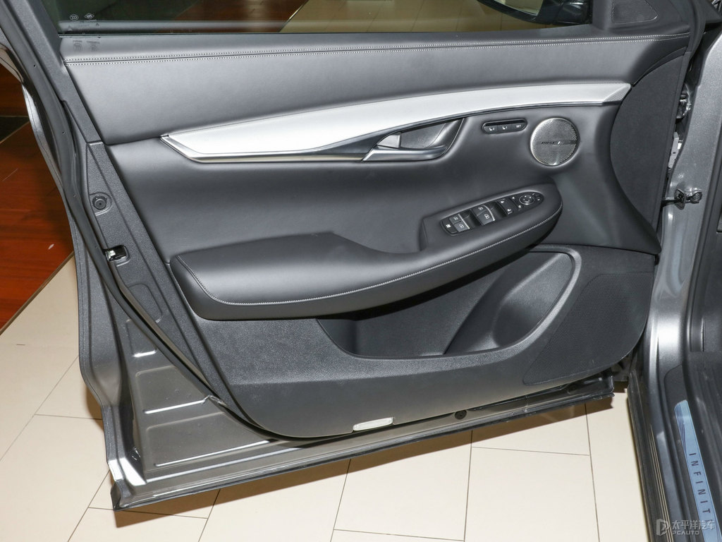鉑金灰英菲尼迪QX50車廂內(nèi)飾圖片