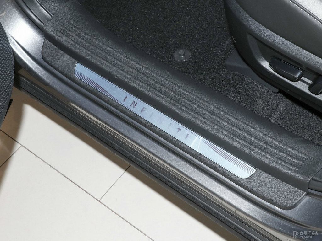 鉑金灰英菲尼迪QX50車廂內(nèi)飾圖片