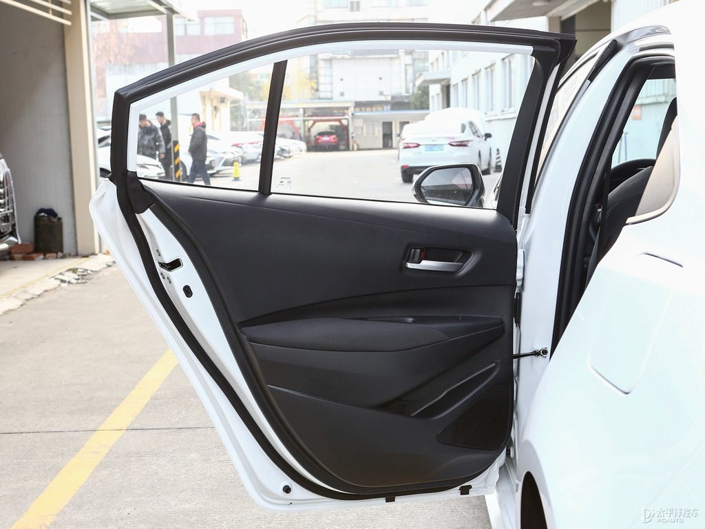 天際白雷凌車廂內(nèi)飾圖片