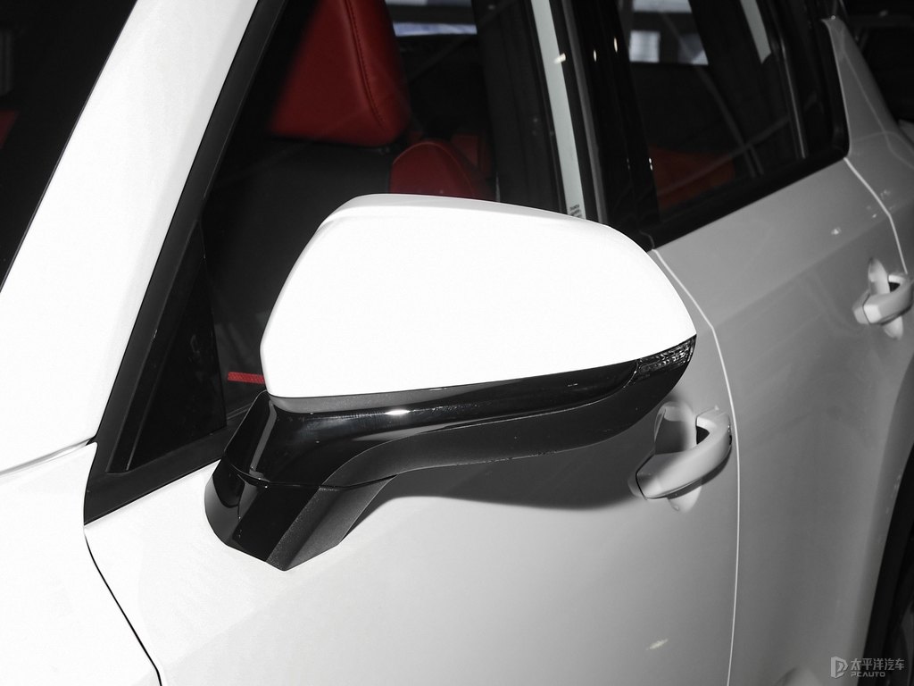閃光冰晶白長(zhǎng)安CS35PLUS車身外觀圖片