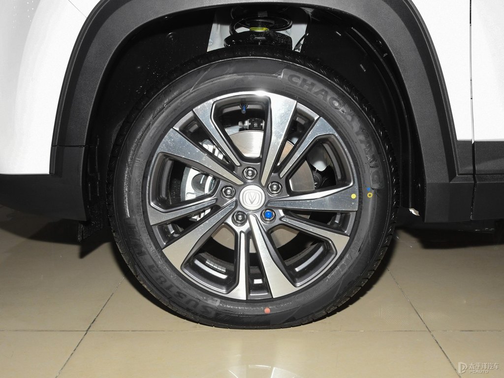 閃光冰晶白長安CS35PLUS車身外觀圖片