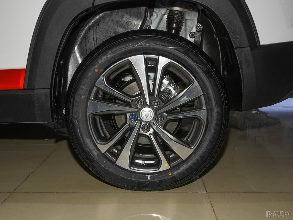 閃光冰晶白長安CS35PLUS車身外觀圖片