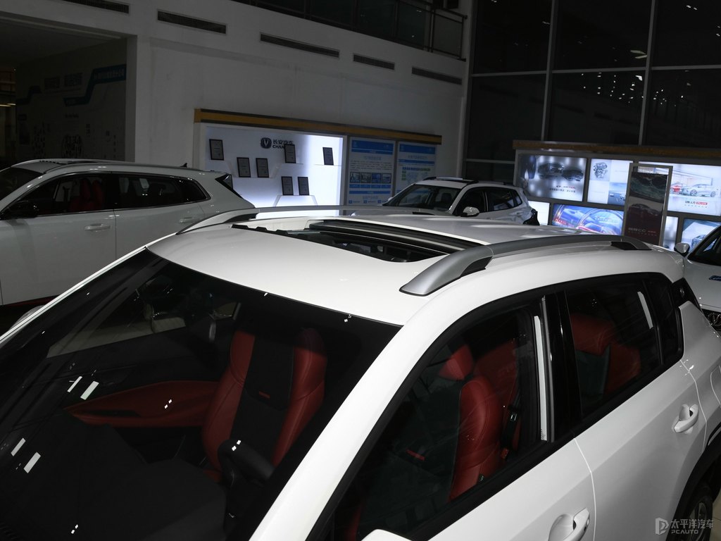 閃光冰晶白長安CS35PLUS車身外觀圖片
