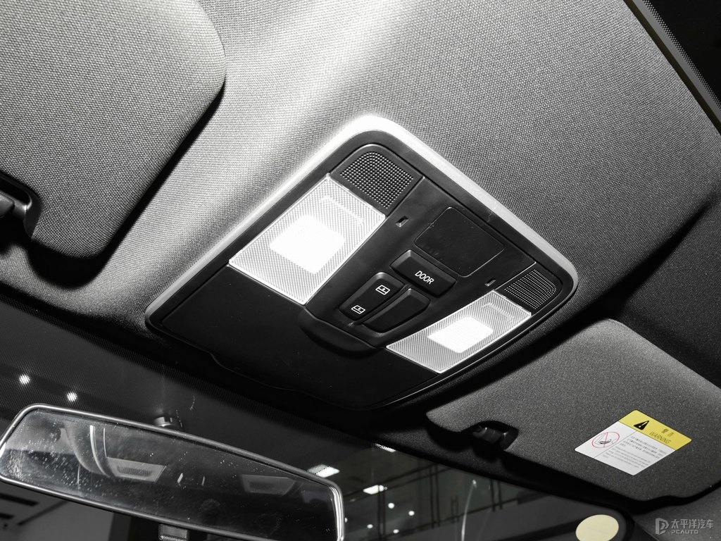 閃光冰晶白長安CS35PLUS車廂內(nèi)飾圖片