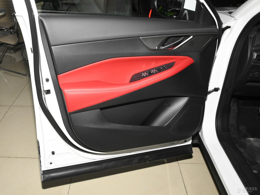 閃光冰晶白長(zhǎng)安CS35PLUS車廂內(nèi)飾圖片