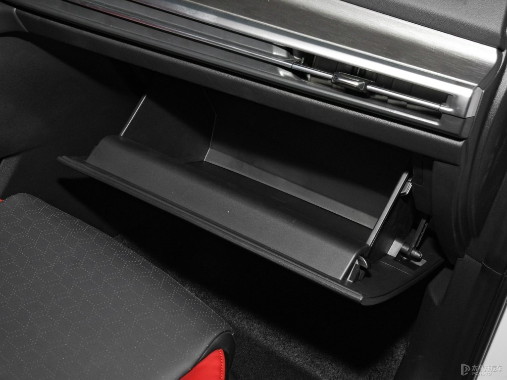 閃光冰晶白長安CS35PLUS儲物空間空間圖片