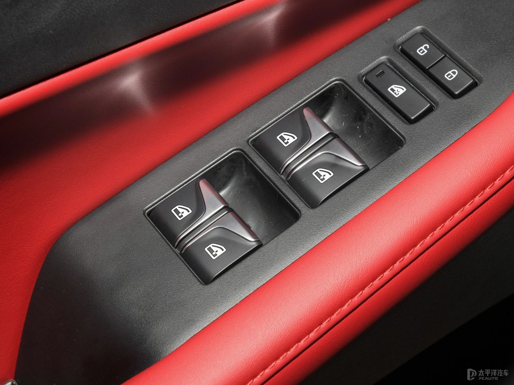閃光冰晶白長安CS35PLUS車廂內(nèi)飾圖片