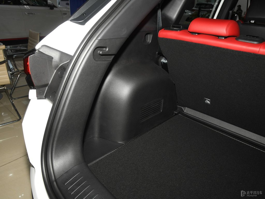 閃光冰晶白長安CS35PLUS后備廂空間圖片