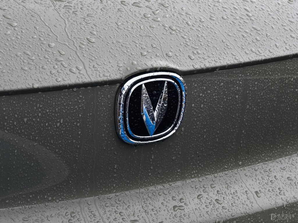 機(jī)甲綠長(zhǎng)安UNI-T車尾外觀圖片