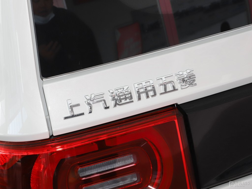 生椰白宏光MINIEV車尾外觀圖片
