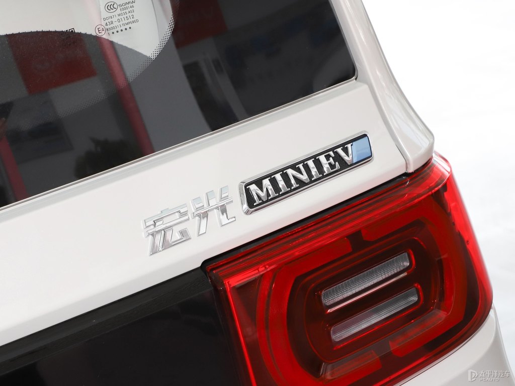 生椰白宏光MINIEV車尾外觀圖片