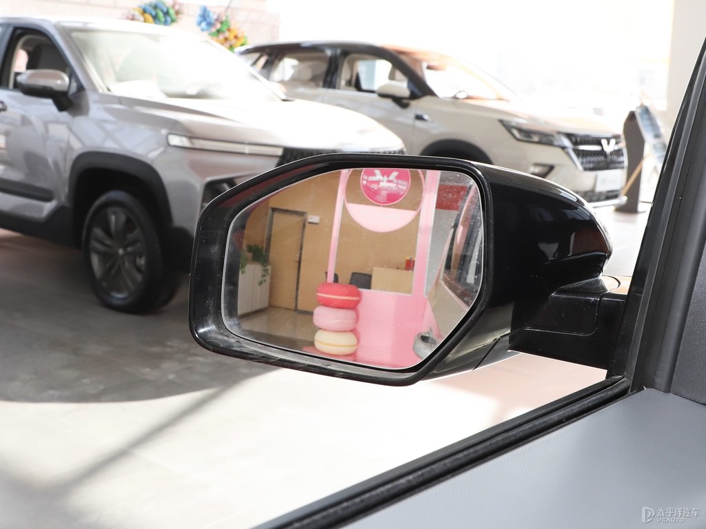 生椰白宏光MINIEV車身外觀圖片