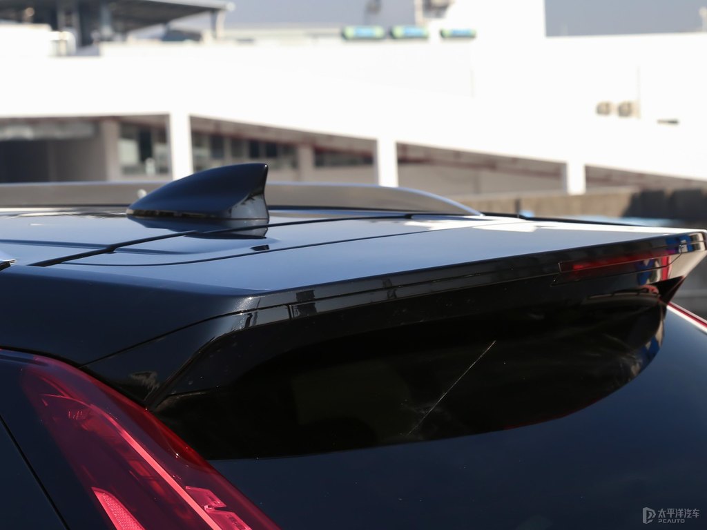 黛藍(lán)凱迪拉克XT4車尾外觀圖片