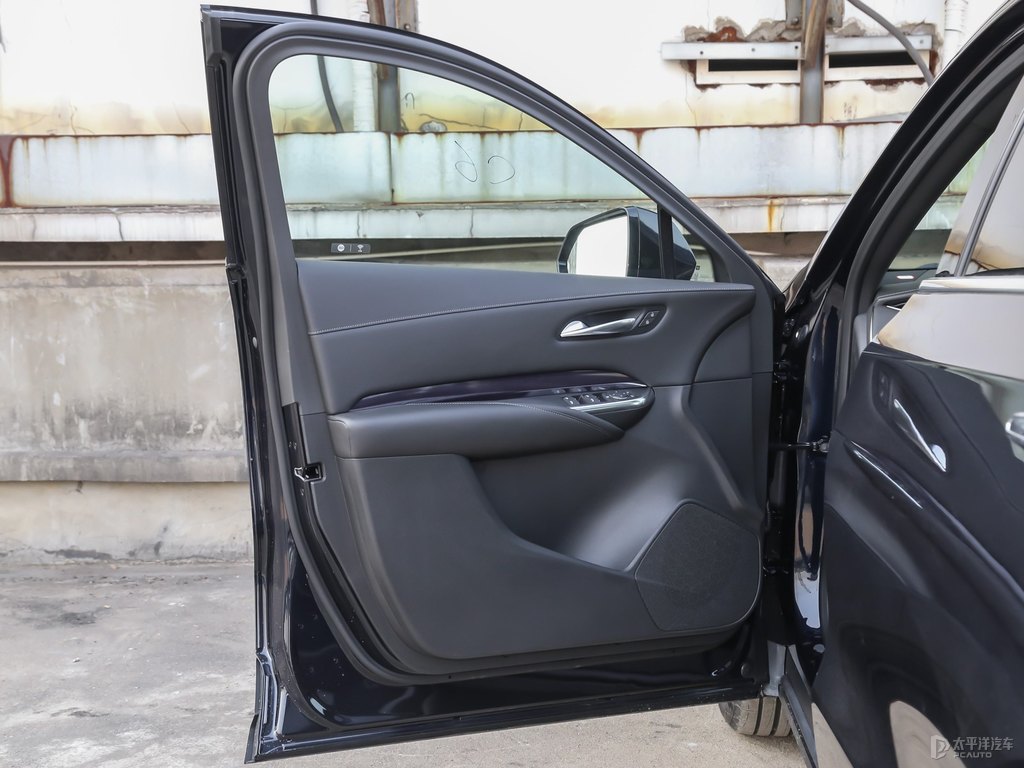 黛藍(lán)凱迪拉克XT4車廂內(nèi)飾圖片