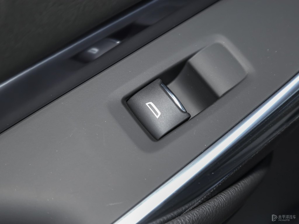 黛藍(lán)凱迪拉克XT4車廂內(nèi)飾圖片