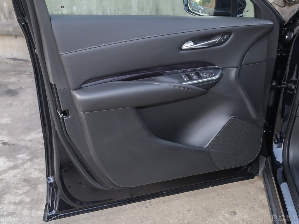 黛藍(lán)凱迪拉克XT4車廂內(nèi)飾圖片