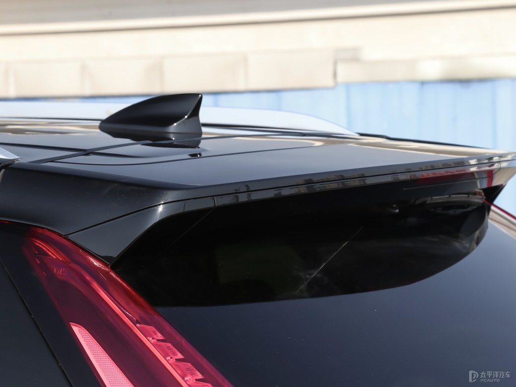 黛藍(lán)凱迪拉克XT4車尾外觀圖片