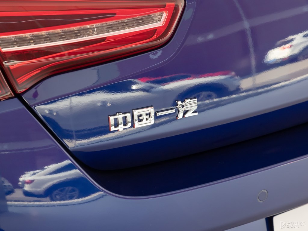 青川藍(lán)紅旗H5經(jīng)典車尾外觀圖片
