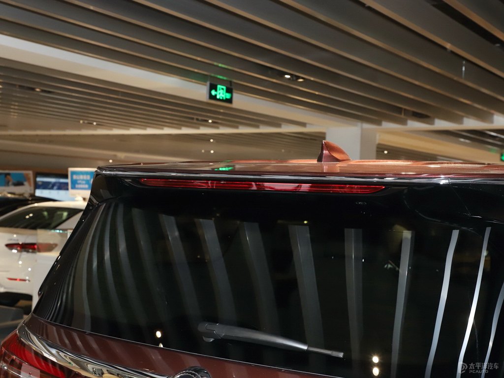 碧璽棕別克GL8車尾外觀圖片