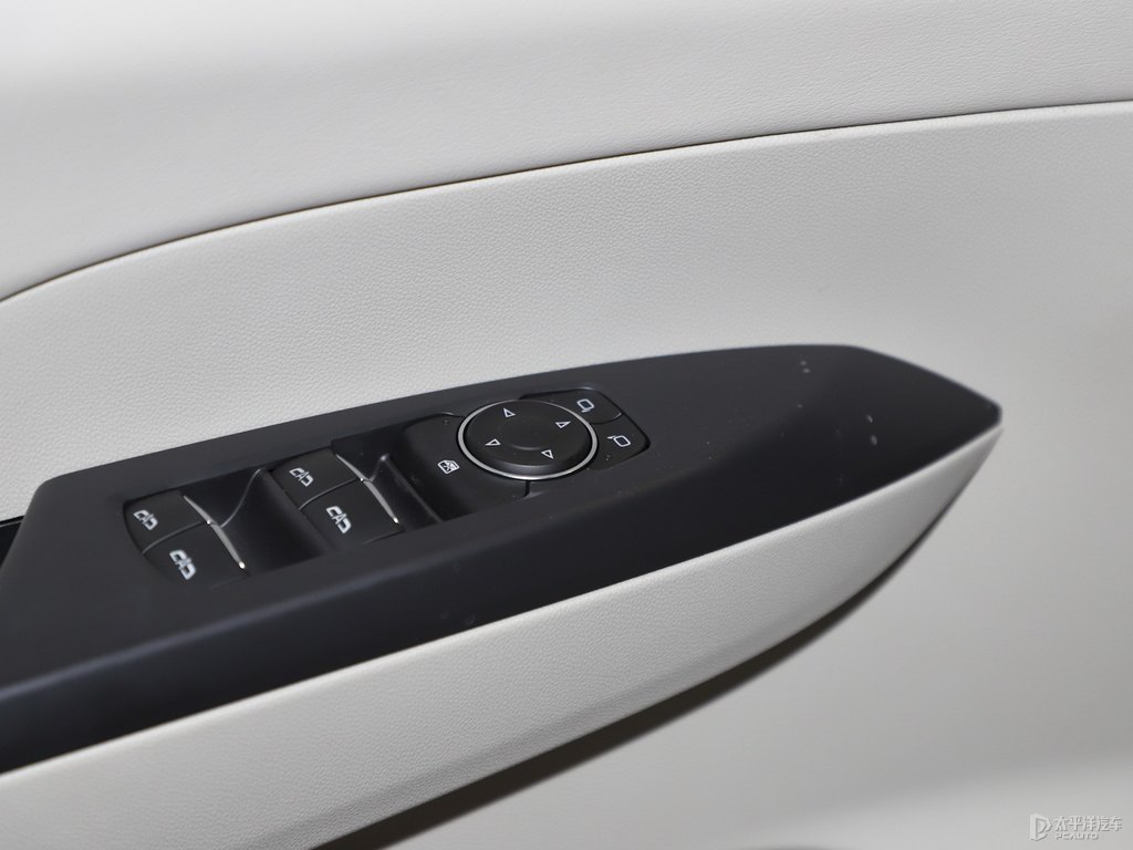 碧璽棕別克GL8車廂內(nèi)飾圖片