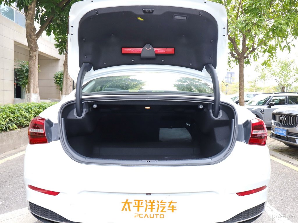 珠光白紅旗H5經(jīng)典后備廂空間圖片
