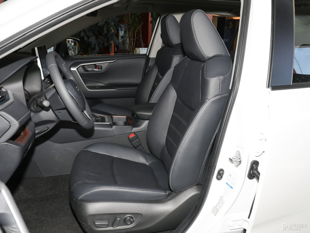 珍珠白RAV4榮放座椅內(nèi)飾圖片
