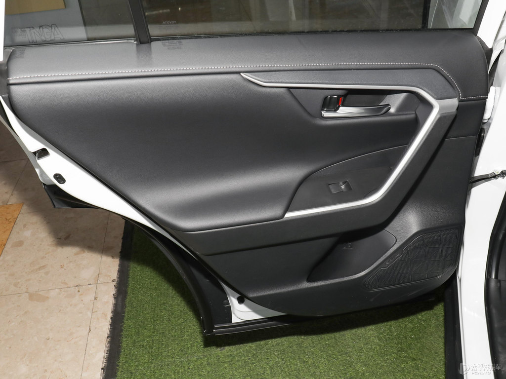 珍珠白R(shí)AV4榮放車(chē)廂內(nèi)飾圖片