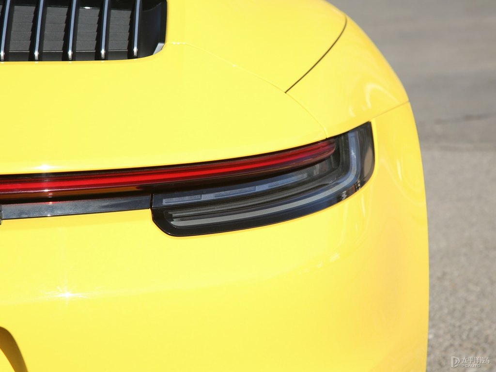 競速黃保時捷911車尾外觀圖片