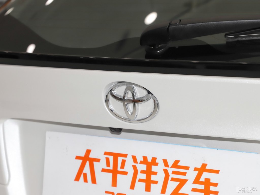鉑金珍珠白豐田C-HR車尾外觀圖片