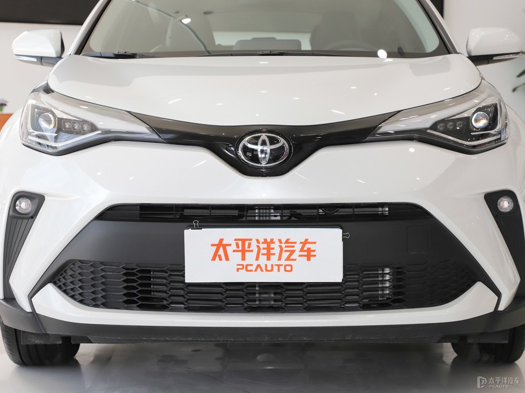 鉑金珍珠白豐田C-HR車頭外觀圖片