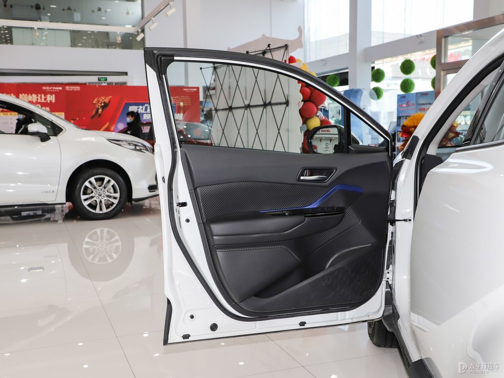 鉑金珍珠白豐田C-HR車廂內(nèi)飾圖片