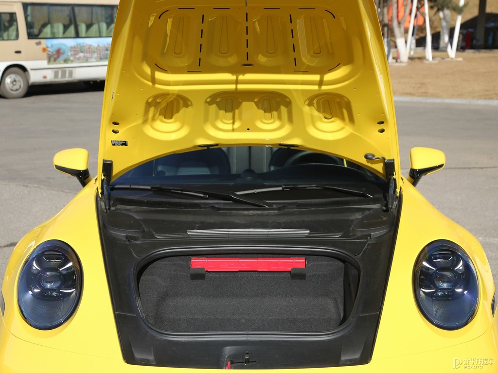 競速黃保時捷911后備廂空間圖片