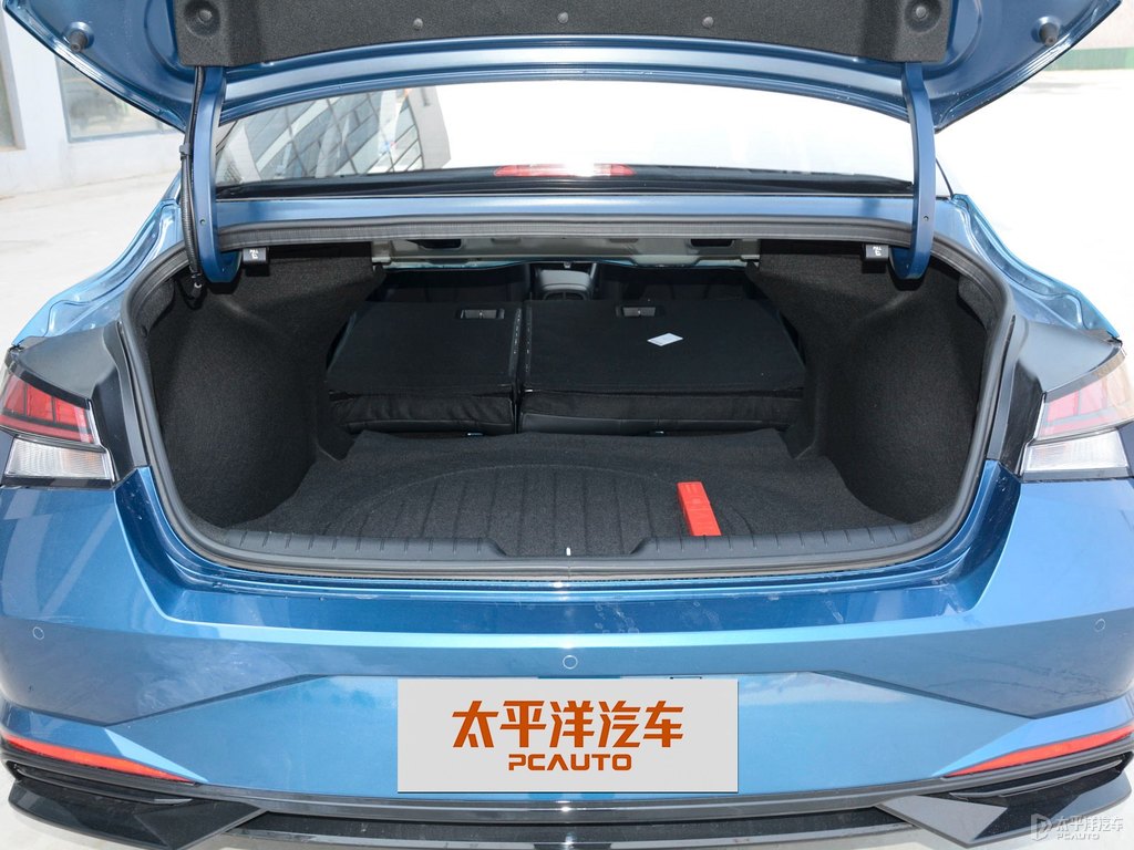 黑色+冰海藍(lán)伊蘭特后備廂空間圖片