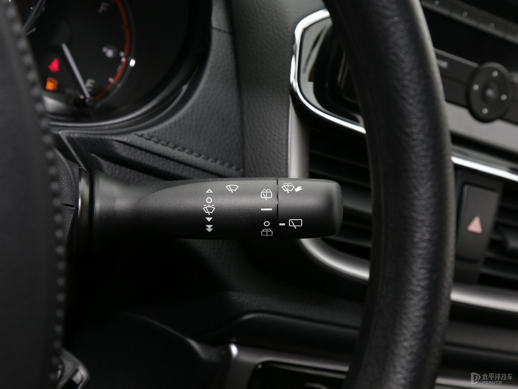 天際白YARiS L 致炫X中控內(nèi)飾圖片
