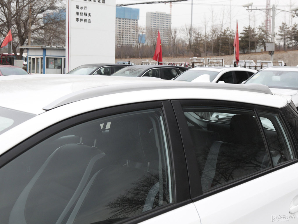 天際白YARiS L 致炫X車身外觀圖片