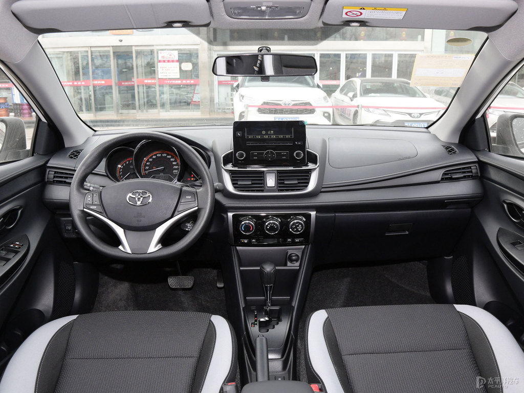 天際白YARiS L 致炫X中控內(nèi)飾圖片