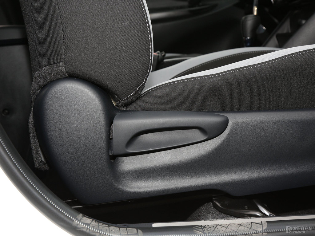 天際白YARiS L 致炫X座椅內(nèi)飾圖片