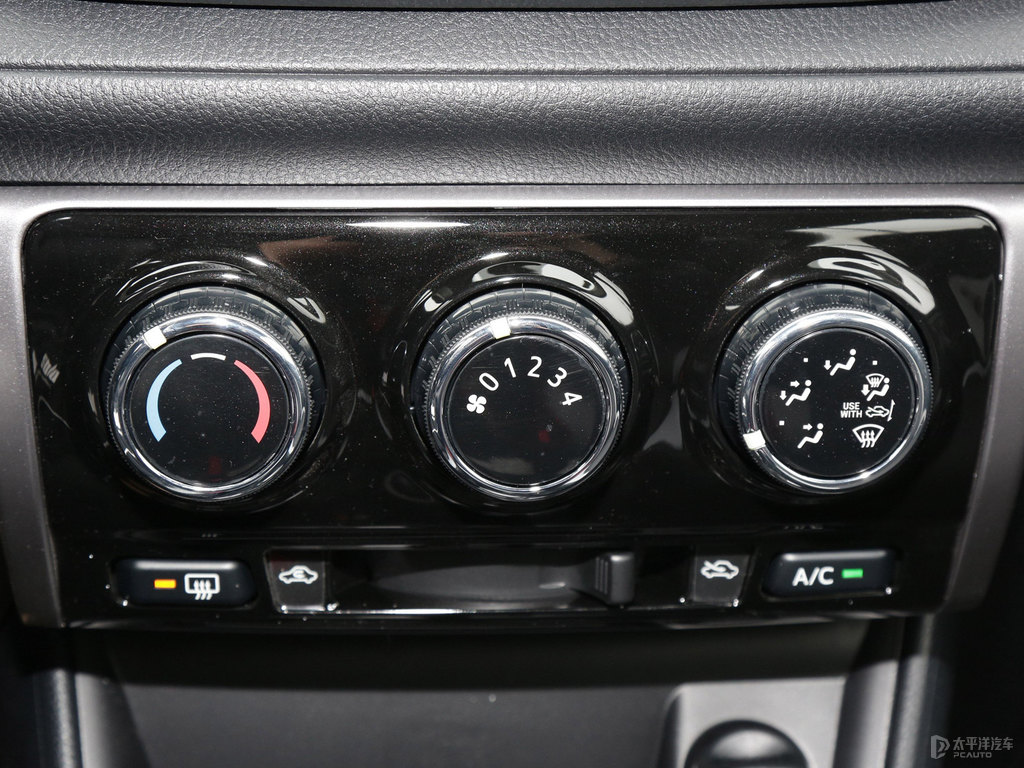 天際白YARiS L 致炫X中控內(nèi)飾圖片