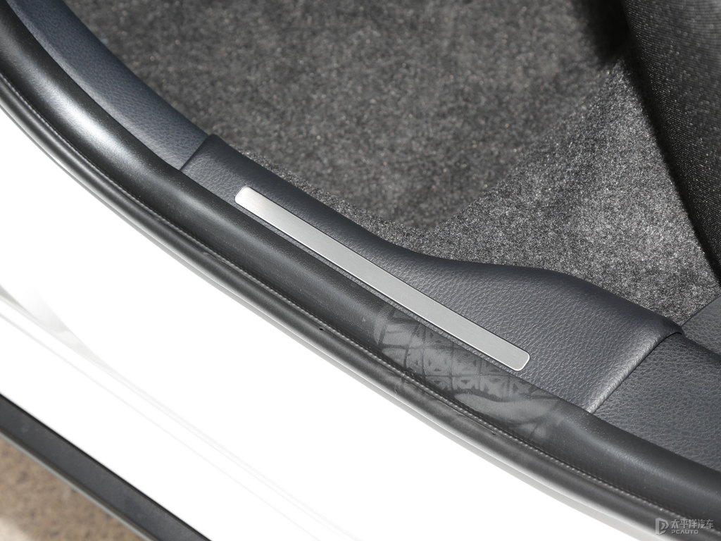 天際白YARiS L 致炫X車廂內(nèi)飾圖片